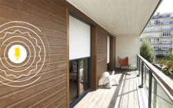 Delta Dore ermöglicht es Ihnen, Ihre motorisierten Rollläden mit Ihrer Stimme zu steuern. Entdecken Sie unsere Lösungen für ein vernetztes Haus.
